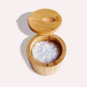 Krydderikrukke i Bambus med Ske – Naturlig Farve (Ø9 × H7 cm)